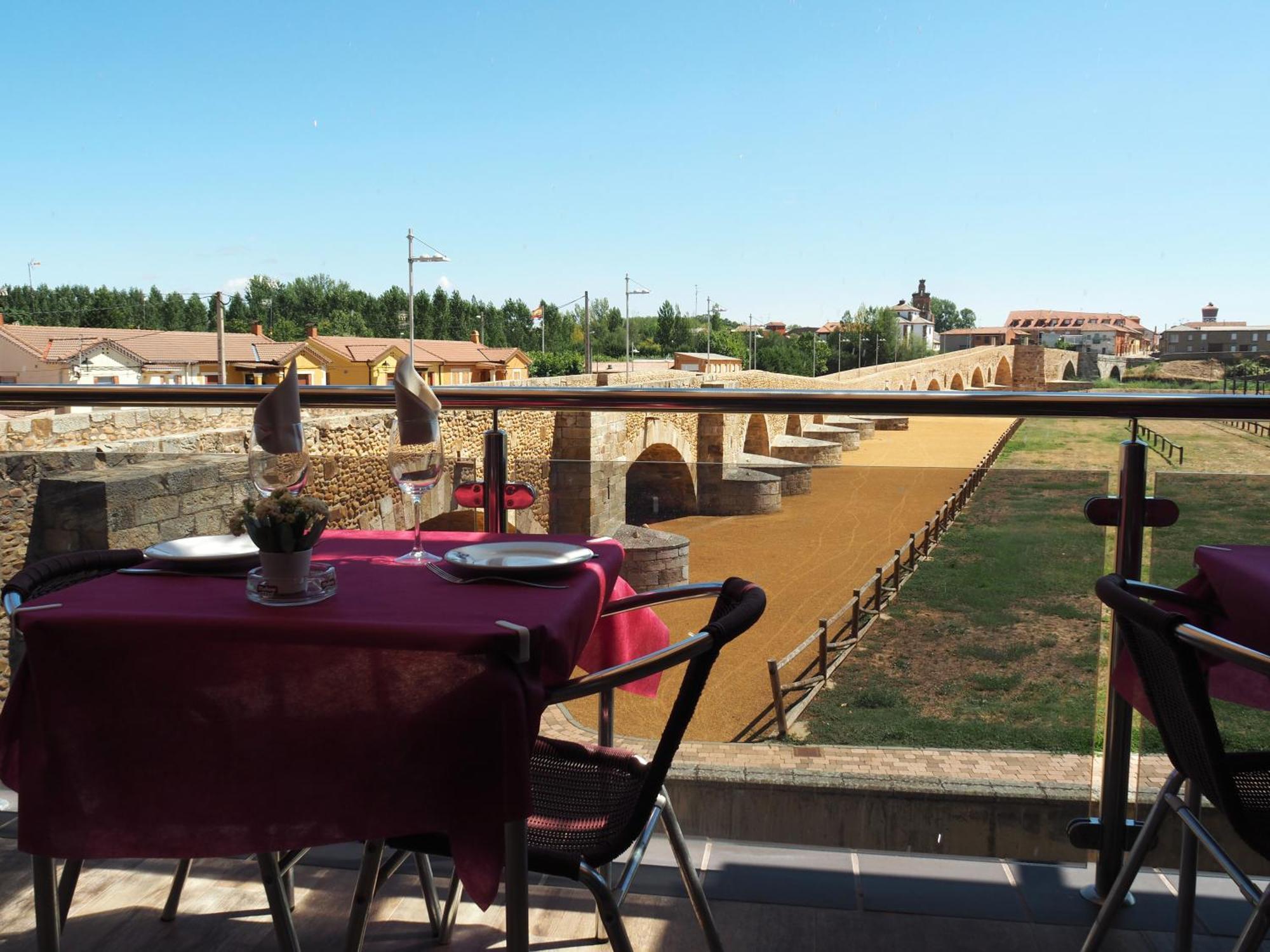 Hostal Don Suero De Quinones Оспиталь-де-Орбиго Экстерьер фото